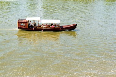 Krakow, Polonya, 10 Mayıs 2019 - Teknelerle Wisla sahilinde pitoresk manzara, Krakow, Polonya