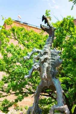 Krakow, Polonya, 10 Mayıs 2019 - Wawel Hill, Krakow, Polonya eteklerinde ateş püskürten Wawel Dragon Heykeli