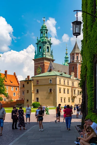 Kraków, Polska, 10 maja 2019-widok na zamek na Wawelu z ogrodami i katedrą, Kraków, Polska — Zdjęcie stockowe