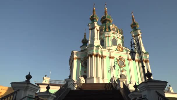 Hermosa Catedral de Saint Andrews En Kiev, Ucrania, 4k metraje video — Vídeos de Stock