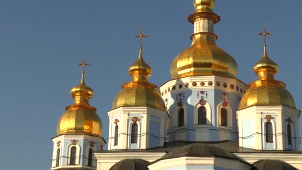 Saint Michael verguld orthodoxe kathedraal in Kiev, Oekraïne, 4k videobeelden — Stockvideo