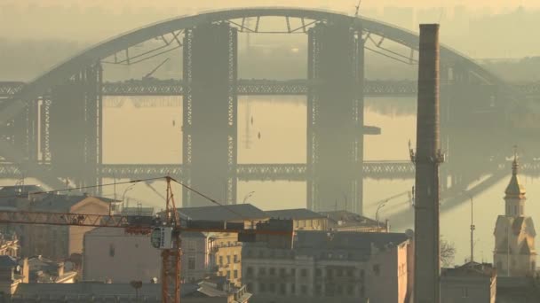 Puente Darnystkyibriedge con paisaje urbano en Kiev, Ucrania durante la mañana brumosa con reflexión, video de imágenes 4k — Vídeo de stock