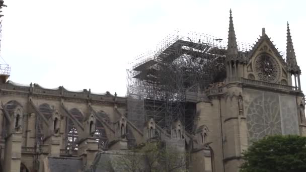 París, Francia, 20 de mayo de 2019 - Notre-Dame Cathedral after fire with scaffolding, 4K footage video — Vídeo de stock