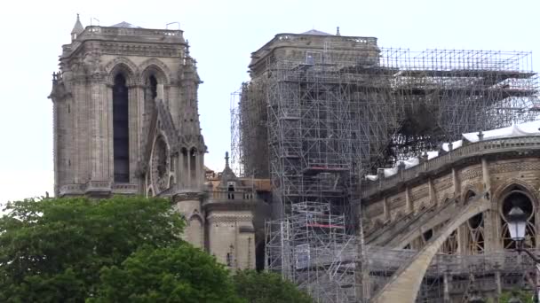 Paris, France, 20 mai 2019 - Cathédrale Notre-Dame après un incendie avec échafaudages, vidéo 4K — Video