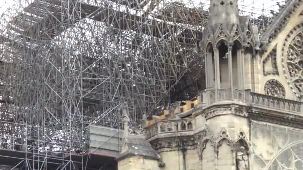 Paris, Frankreich, 20. Mai 2019 - Kathedrale Notre-dame nach Brand mit Baugerüst, 4k Filmvideo — Stockvideo