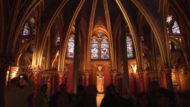 Paris, france, 20 mai 2019 - innenraum der sainte-chapelle, paris, france, 4k footage video — Stockvideo