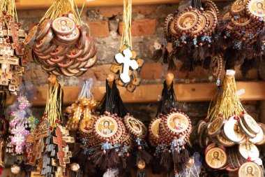 Bucovina, Romanya, 15 Eylül 2019 - Rumen hatıraları. Bucovina bölgesindeki Romen mağazasının içinde geleneksel giysi ve aksesuarlar