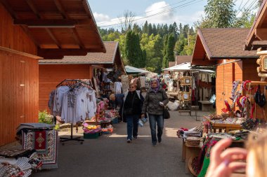 Bucovina, Romanya, 15 Eylül 2019 - Rumen hatıraları. Bucovina bölgesindeki Romen mağazasının içinde geleneksel giysi ve aksesuarlar