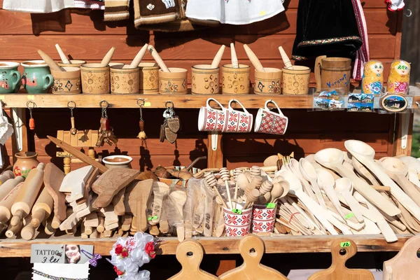 Bucovina, Romanya, 15 Eylül 2019 - Rumen hatıraları. Bucovina bölgesindeki Romen mağazasının içinde geleneksel giysi ve aksesuarlar
