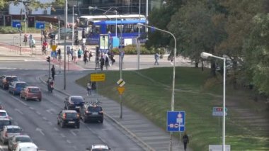 Yoğun şehir yaya geçidi arabalar ve şehir ulaşım