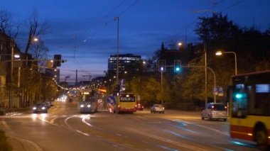 Gece şehir trafik otobüs tramvay ve Avrupa şehri otomobil
