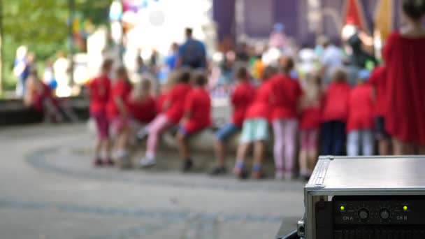 Grupo de niños en segundo plano jugando a divertirse — Vídeos de Stock