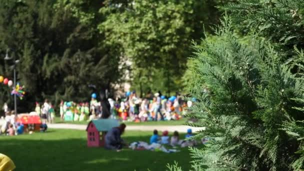 Jemand beobachtet Kinder aus dem Gebüsch — Stockvideo