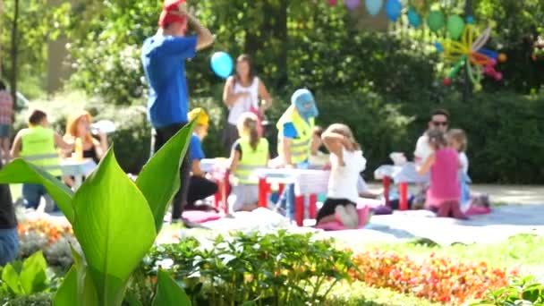 Parque infantil anônimo com mesas usando chapéu de anões — Vídeo de Stock