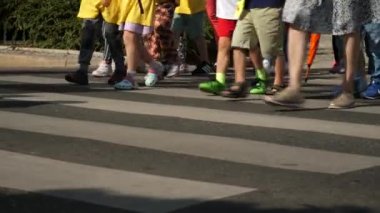 Yaya geçidi yaz saati yürüme çocuklar