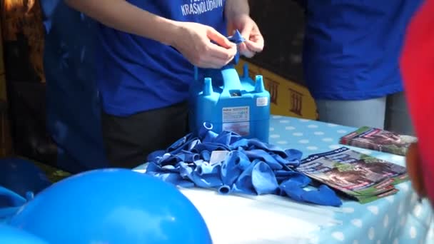Inflar globos máquina colores azules — Vídeo de stock