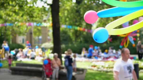 Festa de aniversário com balões tempo de família — Vídeo de Stock