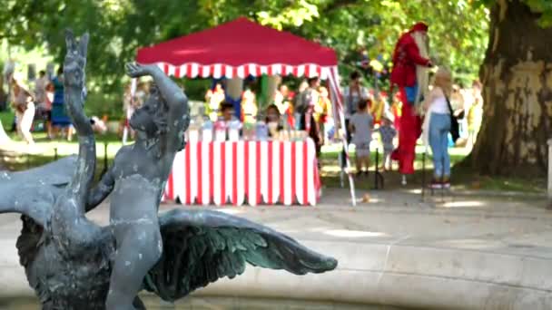 Celebration in park people on stilts — Stock Video