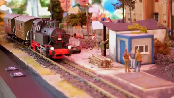 Kinderen spelen met speelgoed van de spoorwegen — Stockvideo