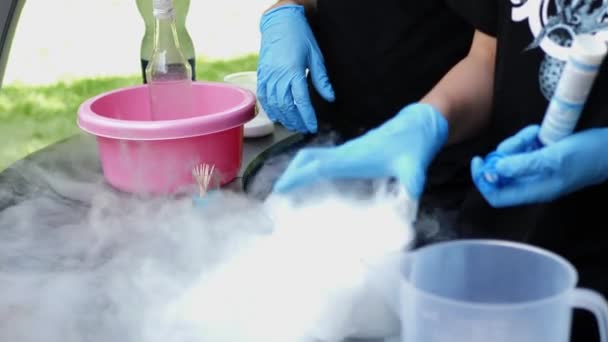 Clases de química para niños humeante líquido — Vídeo de stock