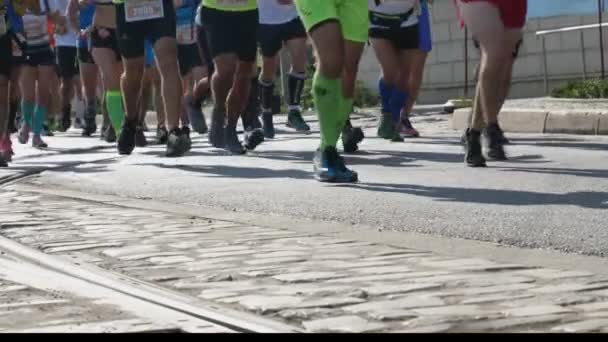 Lopende voeten benen Marathon lopers menigte van atleten — Stockvideo