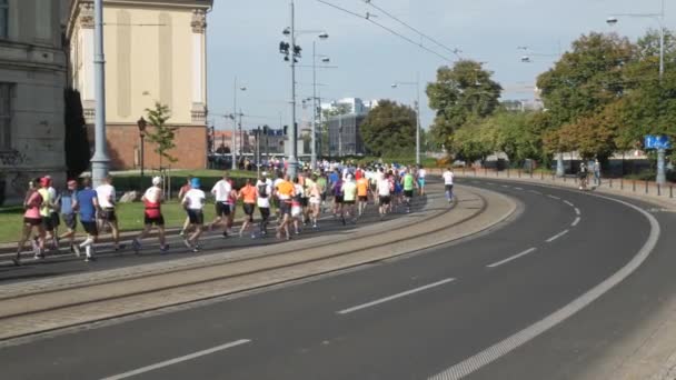 Multidão de atletas correndo na maratona em câmera lenta — Vídeo de Stock