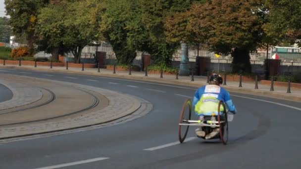 Rollstuhlfahrer beim Halbmarathon — Stockvideo