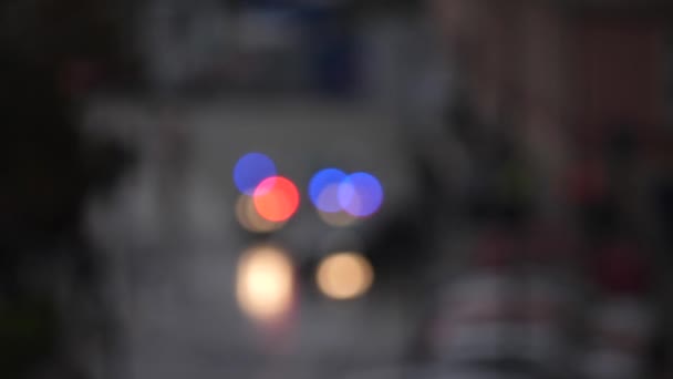 Полиция Боке освещала движение в ночное время — стоковое видео