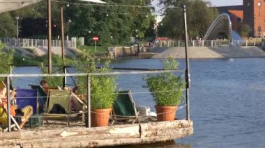 Rahatlatıcı insanlar sandalye nehir yakın plaj