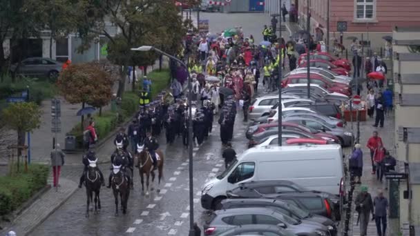 15 Eylül 2018 polis Orkestrası On sokak kıdemli vatandaş geçit töreni — Stok video