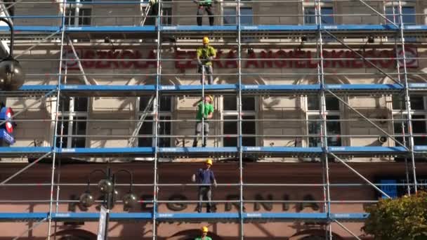Wroclaw Pologne rue Swidnicka 6.08.2018 Travailleurs de la construction échafaudage — Video