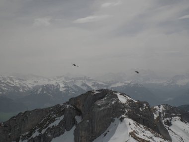 Üstüne kar ile İsviçre Alpleri manzara görünümü