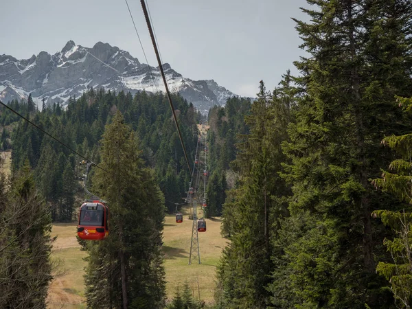 Snow Alps füniküler demiryolu ile Güzel İsviçre Manzaralar