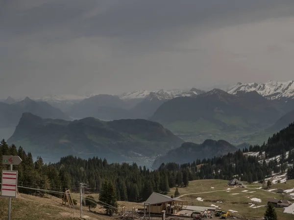 Vyhlídkové zobrazení švýcarských Alp se sněhem nahoře — Stock fotografie
