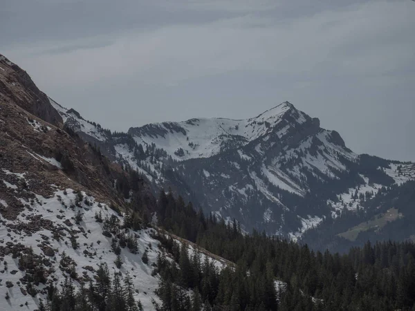 Vista panorámica de los Alpes suizos con nieve en la parte superior — Foto de Stock