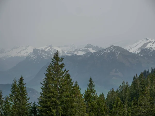 Vista panorámica de los Alpes suizos con nieve en la parte superior — Foto de Stock