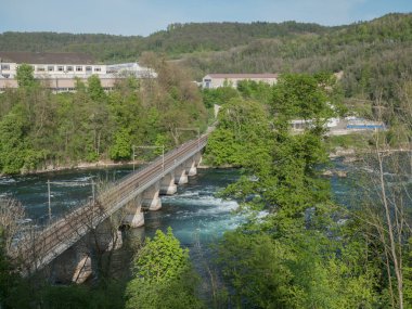 İsviçre'de Ren Şelalesi ilkbaharın başlarında