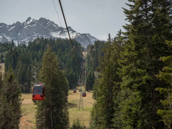 Snow Alps füniküler demiryolu ile Güzel İsviçre Manzaralar