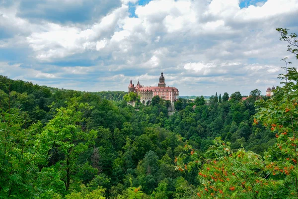 Polonya'da Ünlü Kale Ksiaz bulutlu gün yaz saati