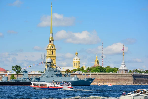 Rusya, St. Petersburg Yaz Saati Ordu Gemisi