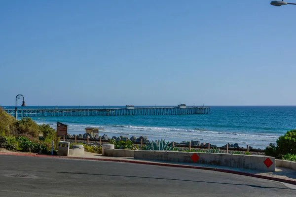 Manzara San Clemente Ocean yan iskele ve raylar pasifik surfliner yakın — Stok fotoğraf