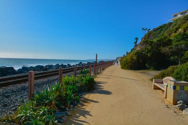 Scenic San Clemente Oceaan kant dicht bij Pier en rails Pacific surfliner Rechtenvrije Stockfoto's