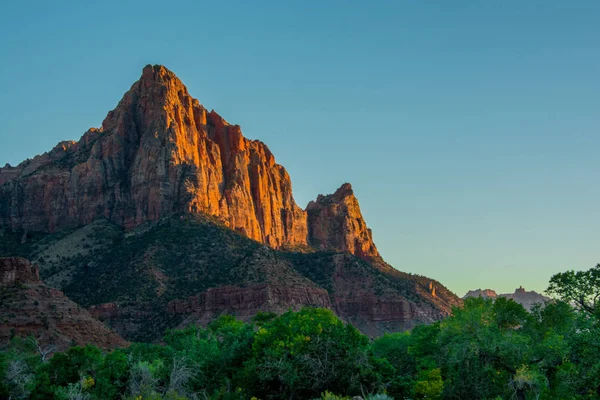 Zion Milli Parkı'nda Kırmızı Gün batımı mavi gökyüzü ile yeşil ve turuncu renkler