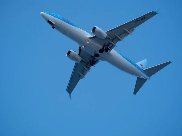 Mavi gökyüzünde uçan büyük yolcu uçağı