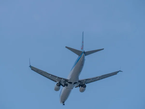 Big passenger airplane flying in blue sky — Stock Photo, Image