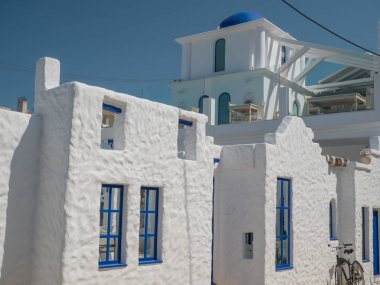 Santorini tarzı bina beyaz ve mavi renkler