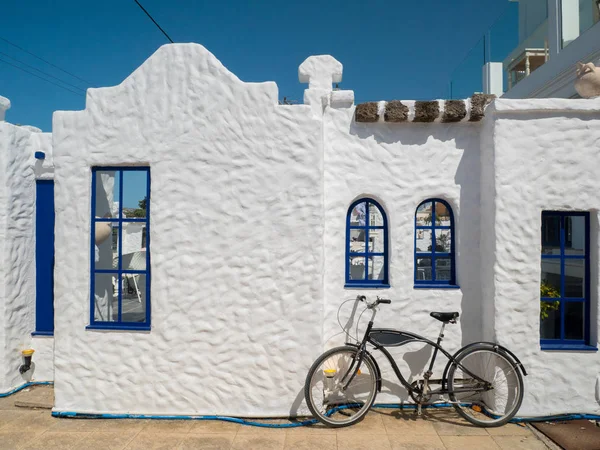 Santorini tarzı bina beyaz ve mavi renkler