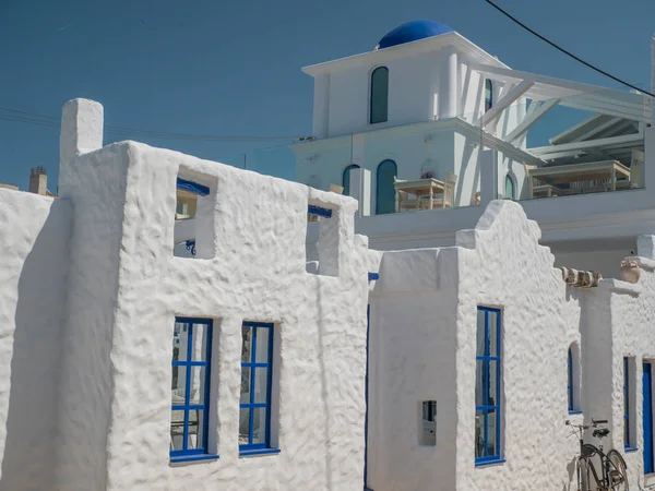 Santorini estilo de construção de cores brancas e azuis Imagens De Bancos De Imagens Sem Royalties