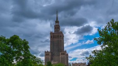 Yağmur dan önce bulutlar ve mavi gökyüzü ile Avrupa Şehir Timelapse