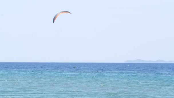 Summer water sports in clear open sea ocean Accident — Stock Video